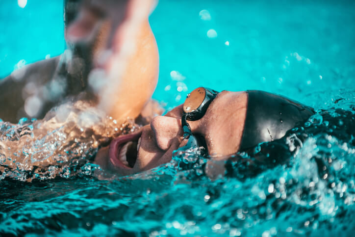 beginner swimmer with proper pool etiquette